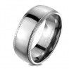 Anillo de compromiso de titanio para hombre con bordes ranurados.