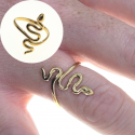 Bague anneau femme en acier or fin en forme de serpent ondulé portée