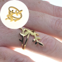 Bague anneau femme en acier or fin en forme de branche de laurier portée